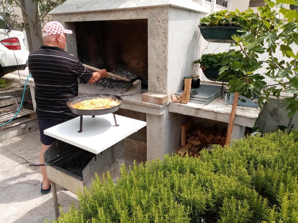 Apartman Figaro Pogled Od Milijun Dolara, 2 Tusa, 2 Wc Каштела Номер фото